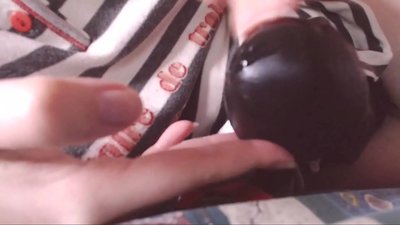 यो ठुलो कालो कुकुरलाई आफ्नो मुखमा लिनुहोस् सानो दास