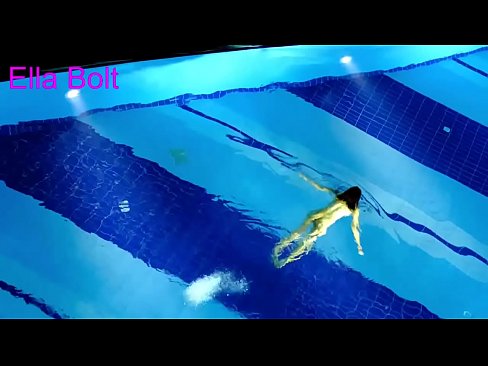 ❤️ म हेर्न रोक्न सक्दिन, जवान गोरा ELLA BOLT रिसोर्ट पूलमा नग्न पौडी खेल्दै समातियो अश्लील ne.watchhentai.ru मा ☑